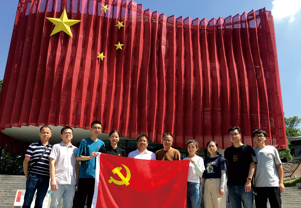 7月7日，支部党员赴瑞安国旗馆开展主题党日活动。