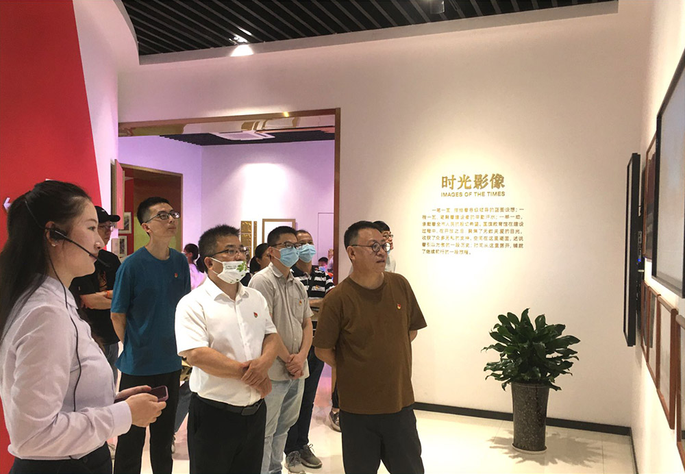7月7日，参观瑞安国旗教育馆的各个展厅，聆听五星红旗诞生的故事。